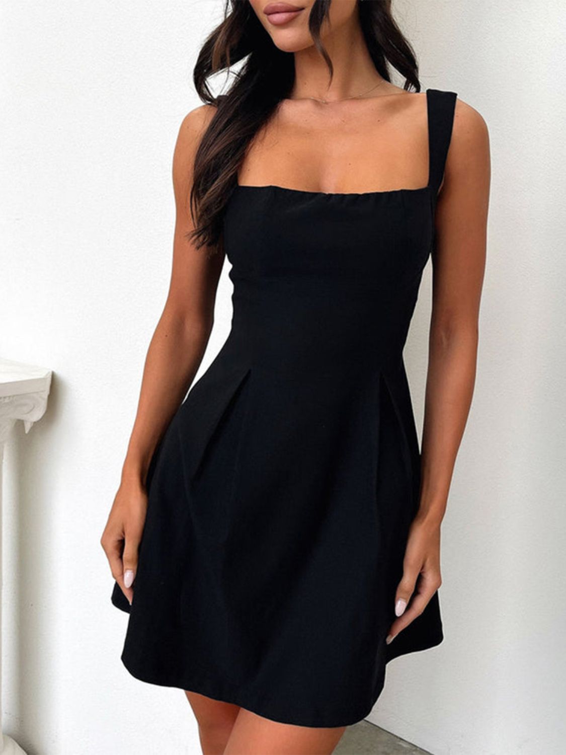 Liv - Minikleid mit quadratischem Ausschnitt und Schleife hinten