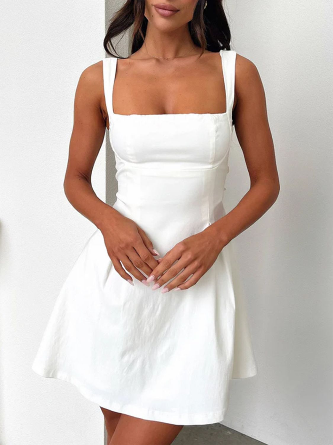 Liv - Minikleid mit quadratischem Ausschnitt und Schleife hinten
