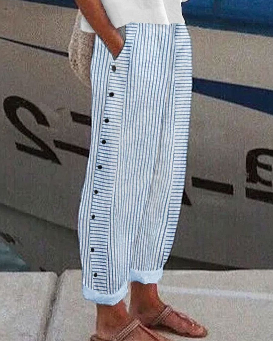 Noa - Hellblau gestreifte Hose mit Taschen und Knöpfen für Sommer und Urlaub
