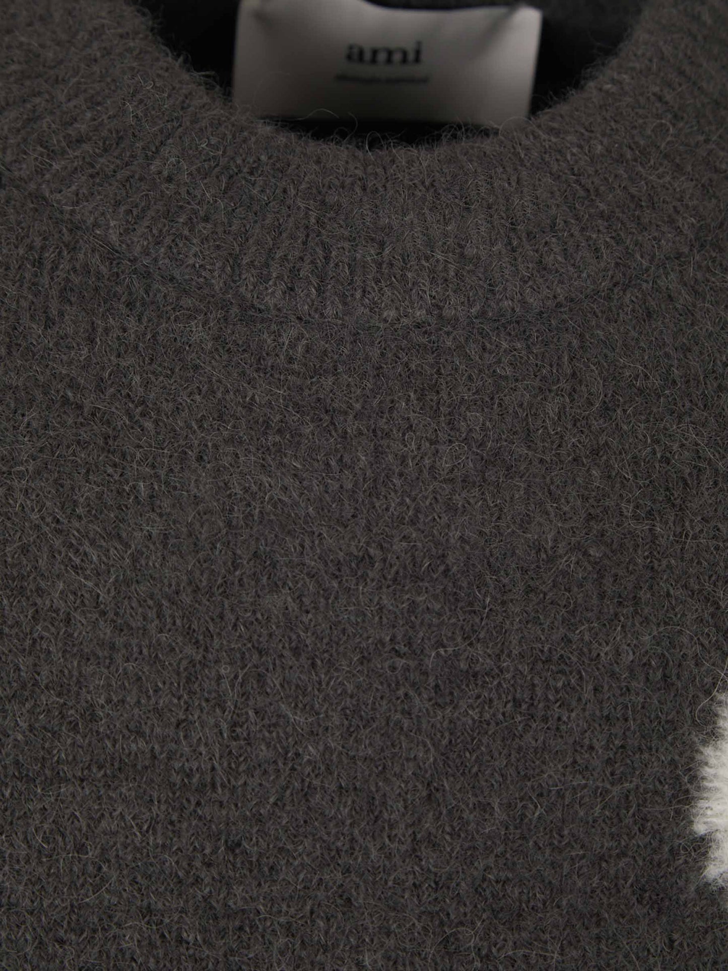 Bram - Ami Paris Atmungsaktiver Strickpullover mit Herz und Buchstabe Ein Detail