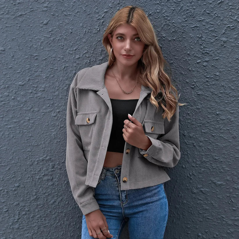 Romy - kurze, gerippte Cordjacke mit Knöpfen für einen trendigen und lässigen Look