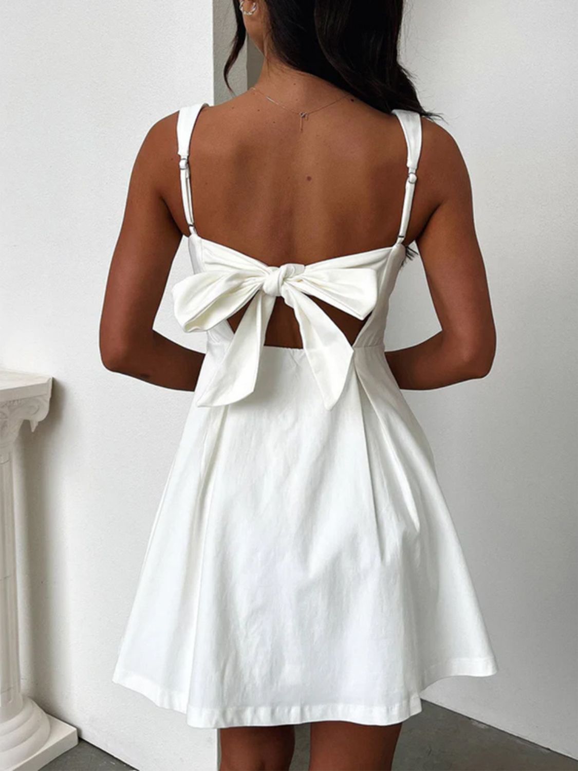 Liv - Minikleid mit quadratischem Ausschnitt und Schleife hinten