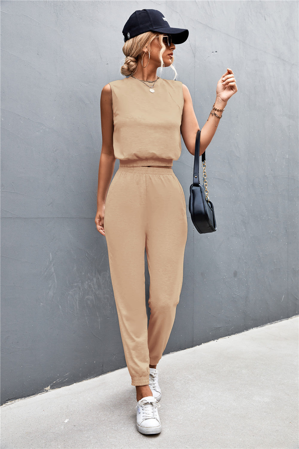 Yara - Klassisches zweiteiliges Set aus ärmellosem Oberteil mit hohem Ausschnitt und bequemer Hose mit hohem Gummizug in der Taille