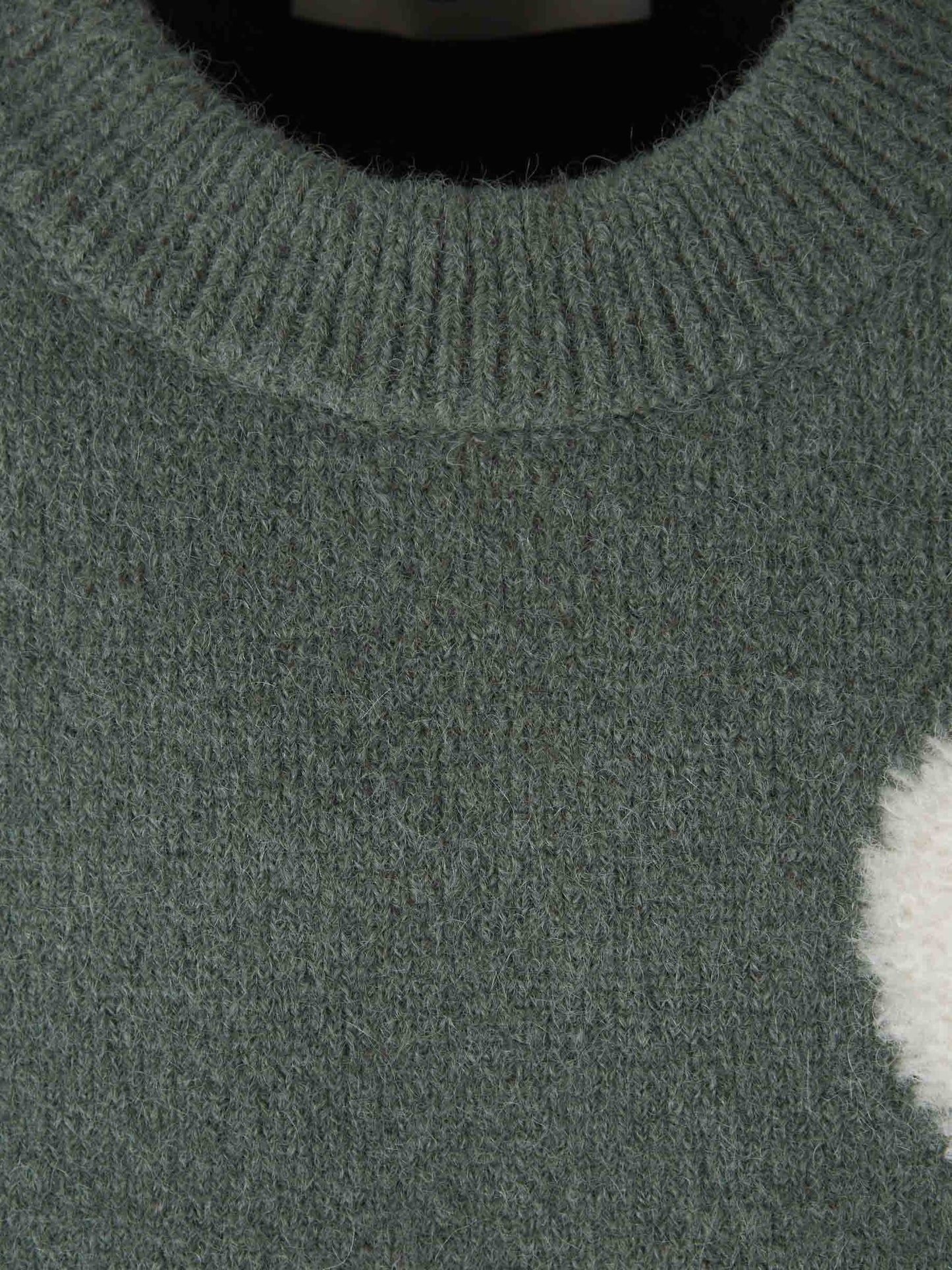 Bram - Ami Paris Atmungsaktiver Strickpullover mit Herz und Buchstabe Ein Detail