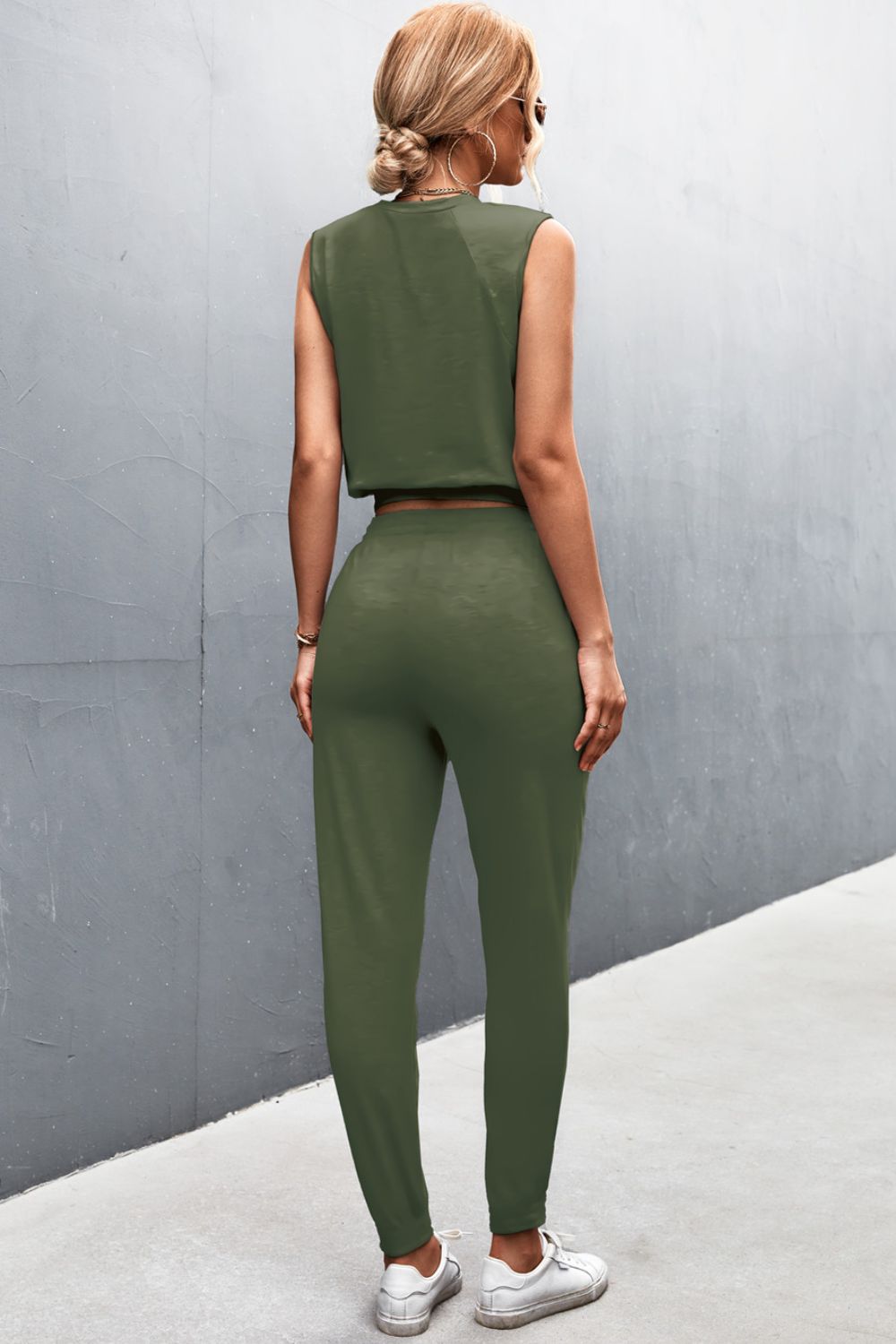 Yara - Klassisches zweiteiliges Set aus ärmellosem Oberteil mit hohem Ausschnitt und bequemer Hose mit hohem Gummizug in der Taille