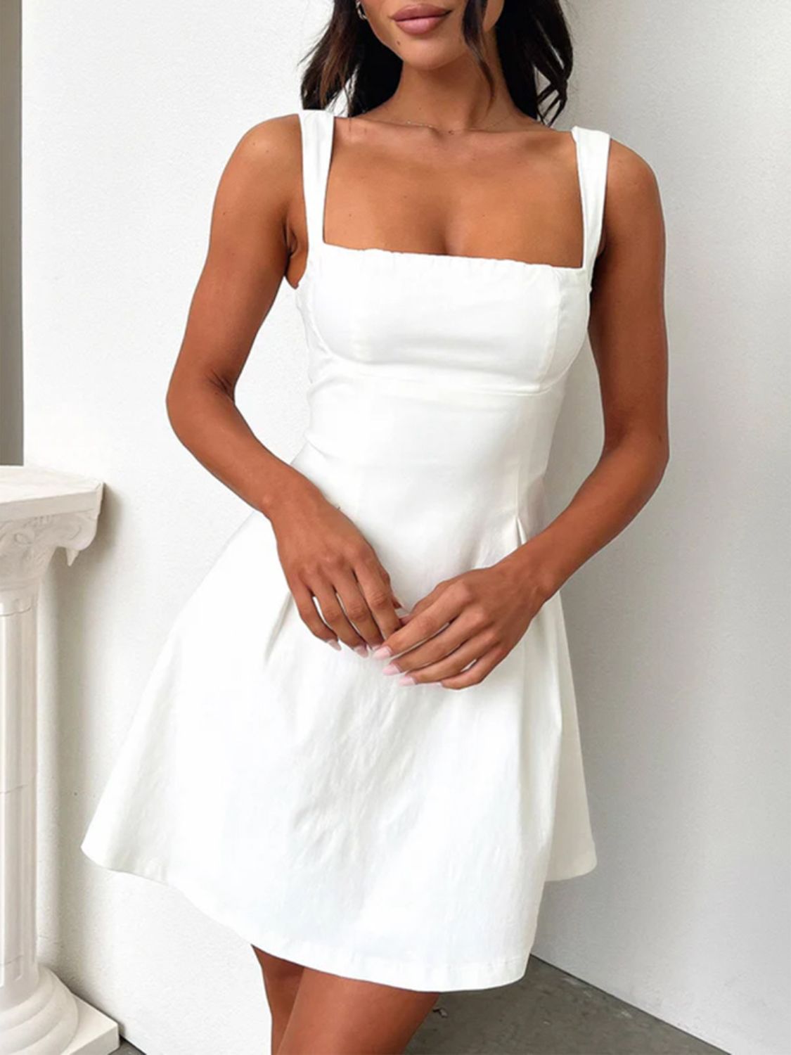 Liv - Minikleid mit quadratischem Ausschnitt und Schleife hinten