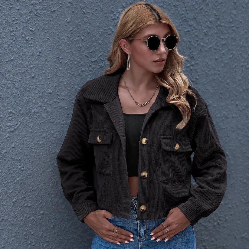 Romy - kurze, gerippte Cordjacke mit Knöpfen für einen trendigen und lässigen Look