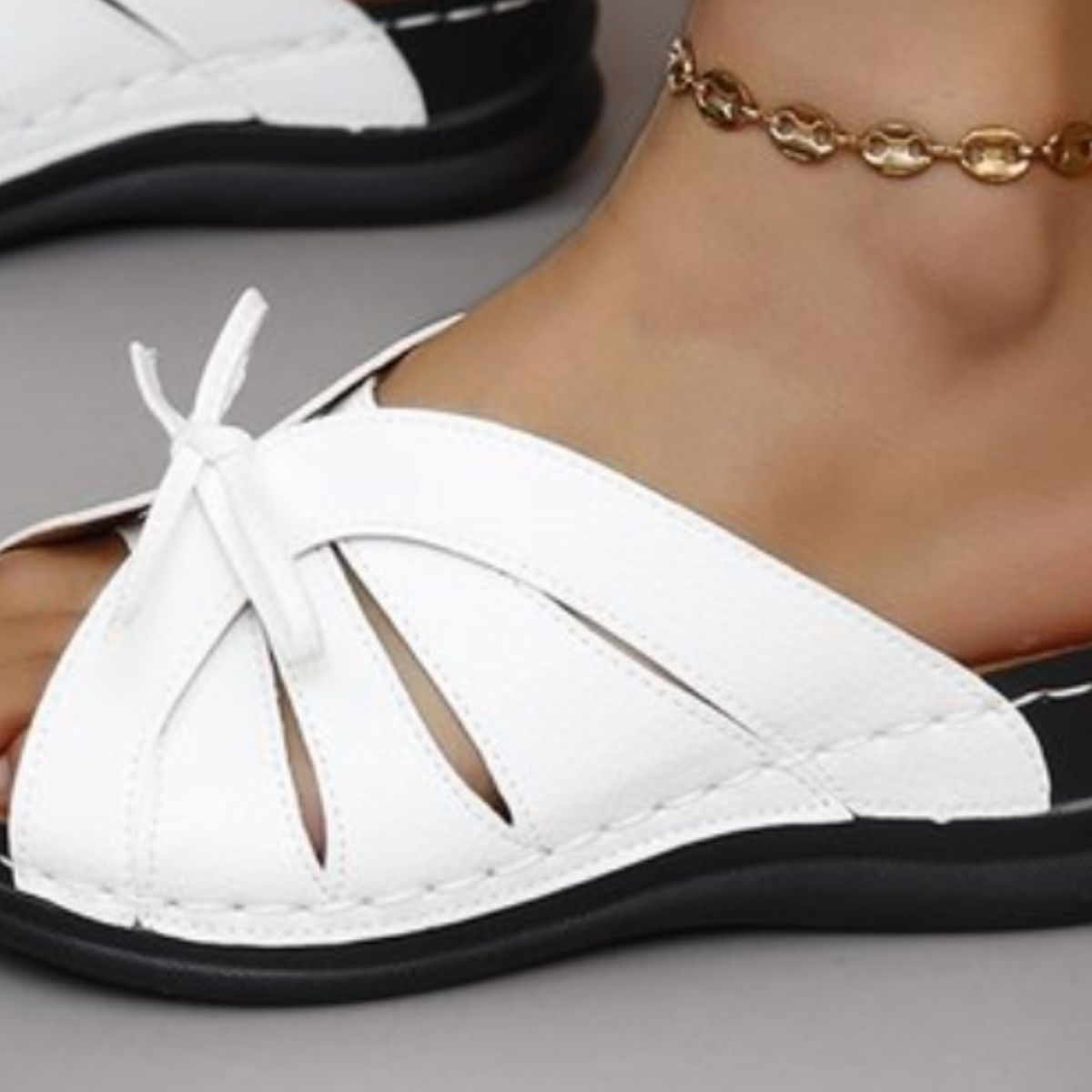 Anneke - Bequeme vegane Ledersandalen mit offener Spitze und niedrigem Absatz und Schleife