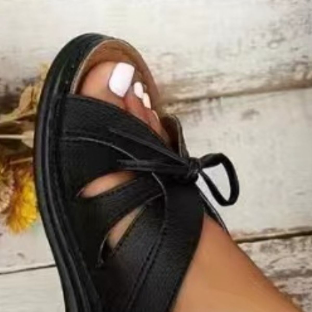 Anneke - Bequeme vegane Ledersandalen mit offener Spitze und niedrigem Absatz und Schleife