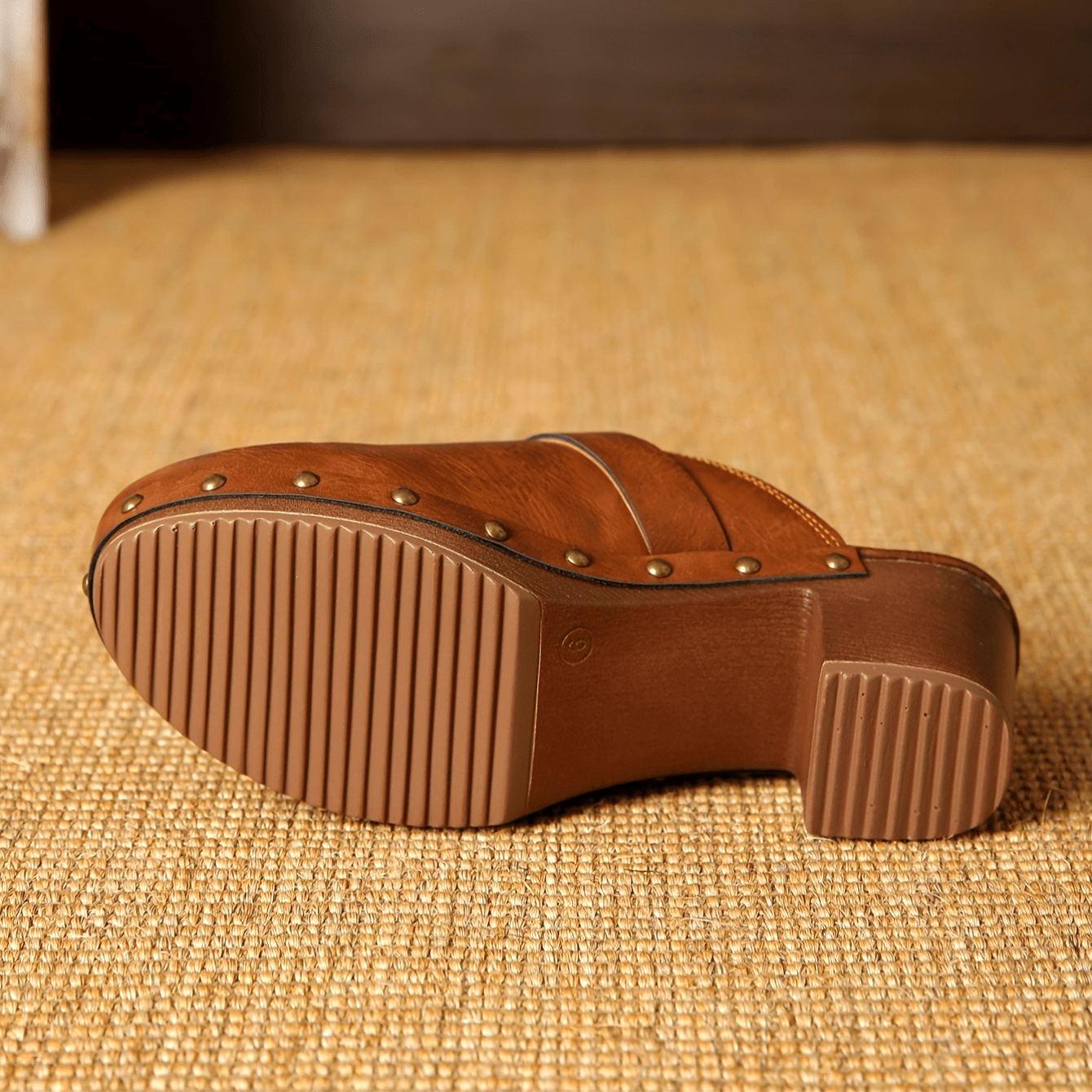Saskia - Clogs mit Blockabsatz aus veganem Leder mit Stollen und Schnalle und rutschfestem Boden