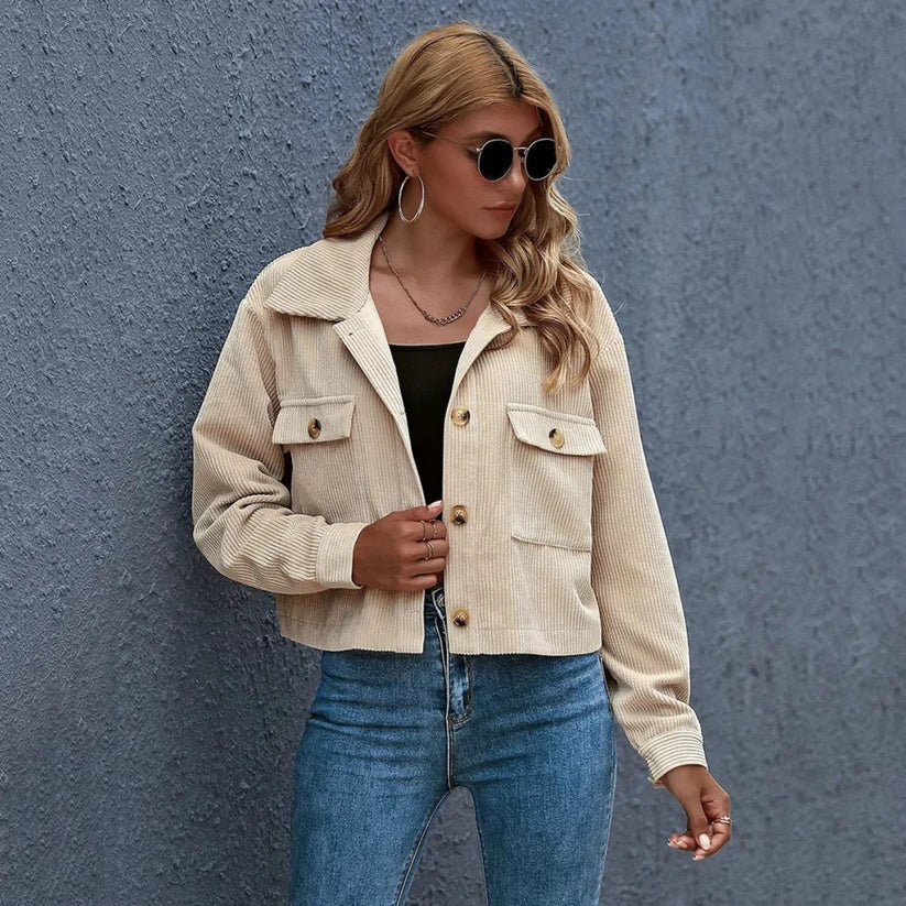 Romy - kurze, gerippte Cordjacke mit Knöpfen für einen trendigen und lässigen Look