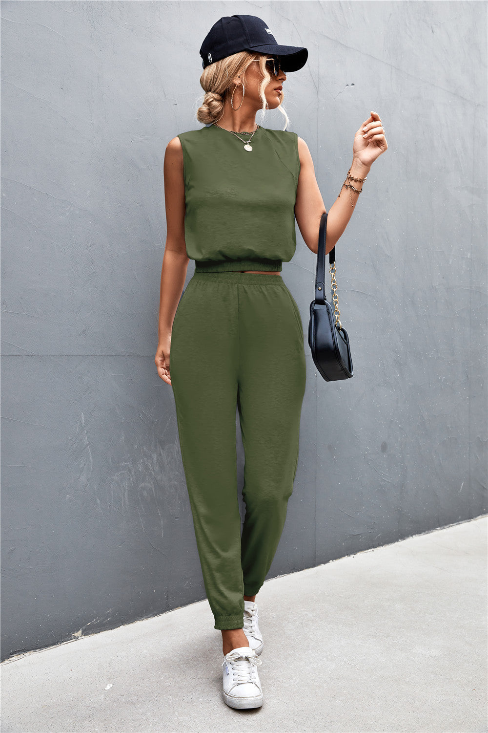 Yara - Klassisches zweiteiliges Set aus ärmellosem Oberteil mit hohem Ausschnitt und bequemer Hose mit hohem Gummizug in der Taille