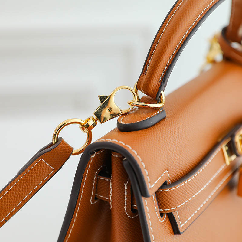 Noor - FashionableBag Zeitlose braune Milan Umhängetasche mit goldenen Details und Schloss