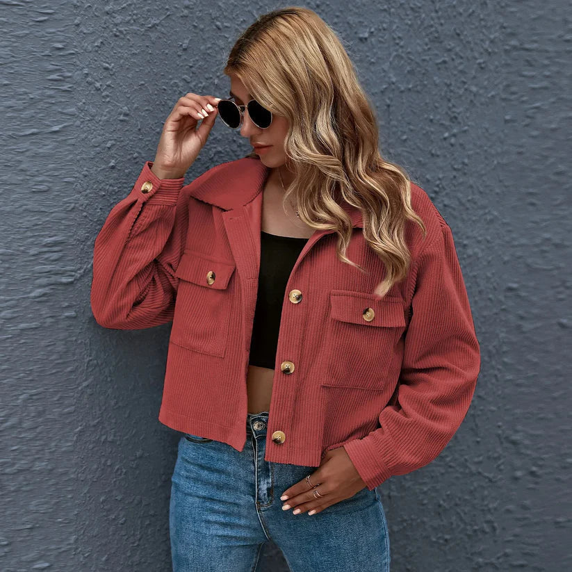 Romy - kurze, gerippte Cordjacke mit Knöpfen für einen trendigen und lässigen Look