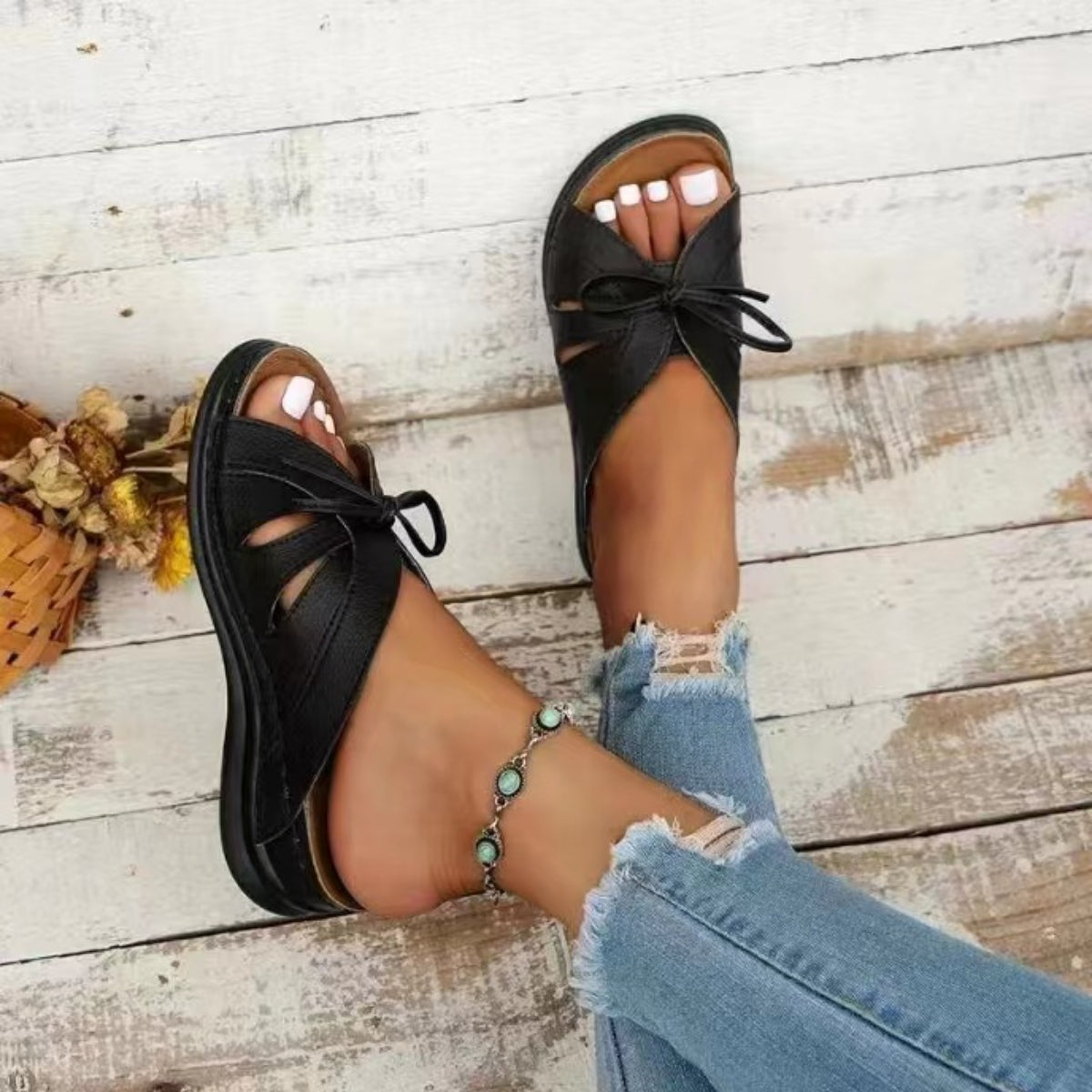 Anneke - Bequeme vegane Ledersandalen mit offener Spitze und niedrigem Absatz und Schleife