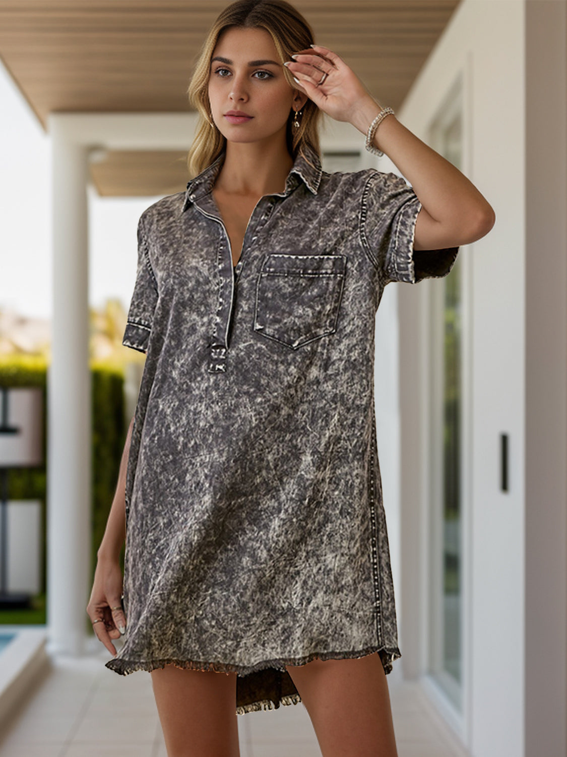 Emma - Kurzärmeliges T-Shirt-Kleid aus Denim mit Brusttasche und Kragen