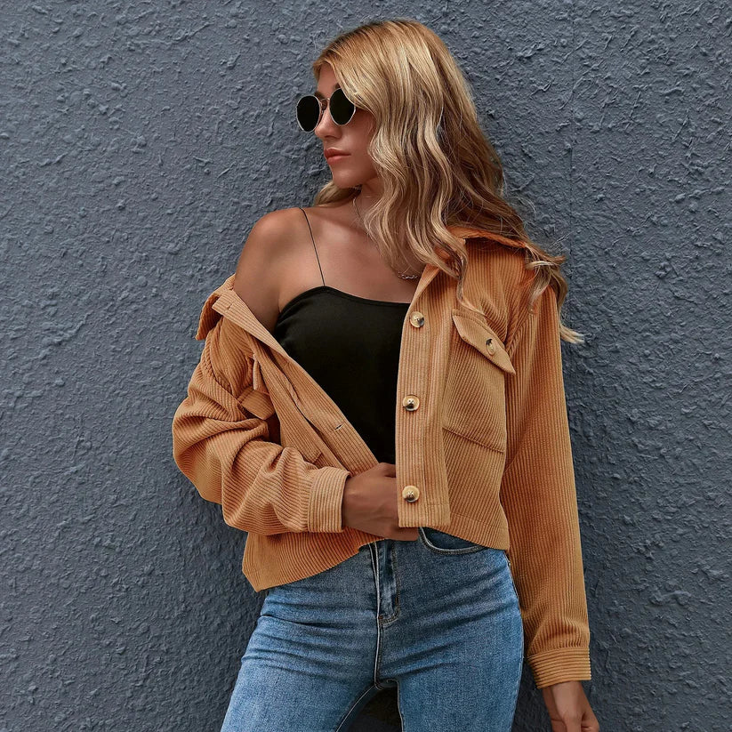 Romy - kurze, gerippte Cordjacke mit Knöpfen für einen trendigen und lässigen Look
