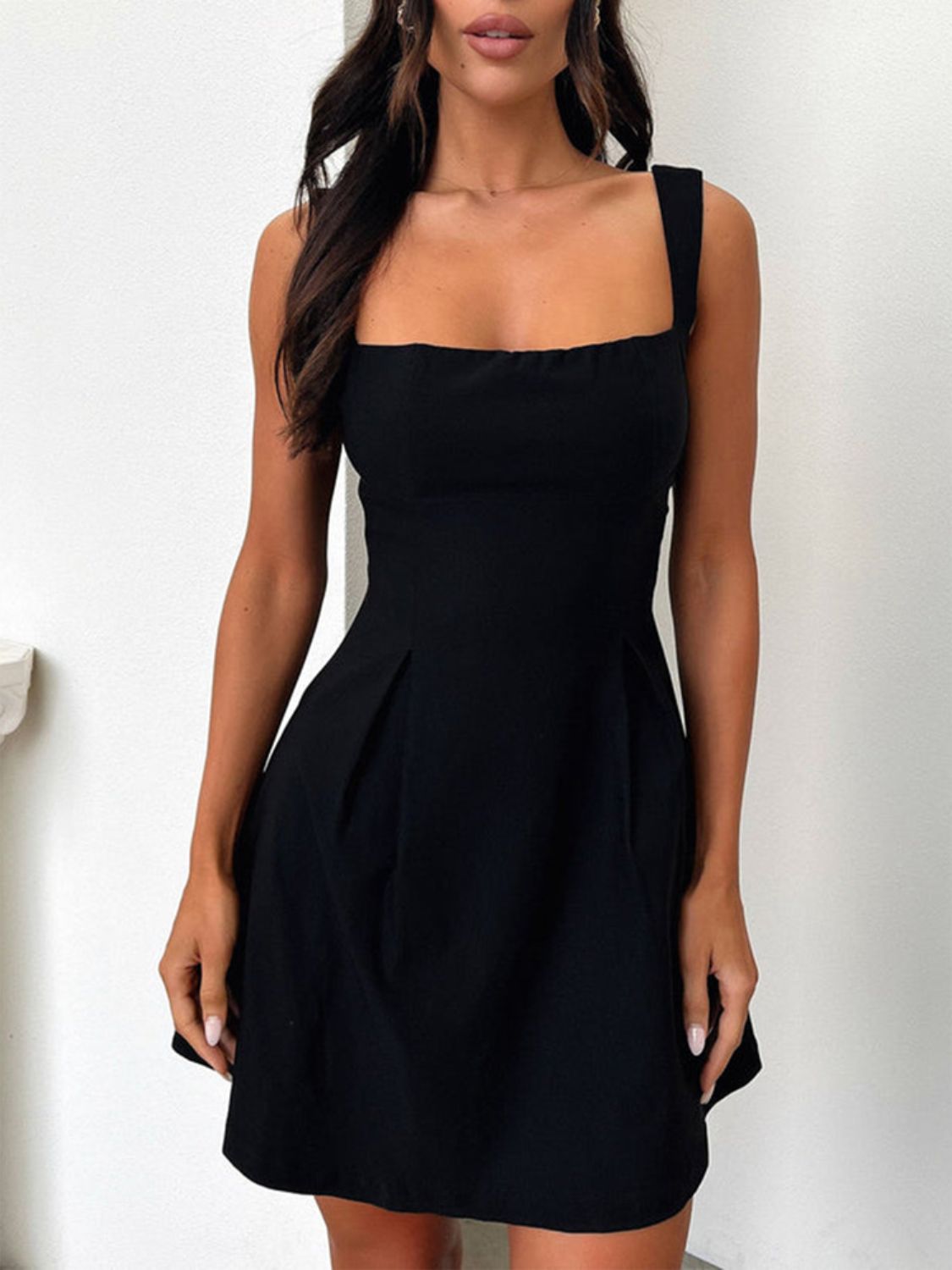 Liv - Minikleid mit quadratischem Ausschnitt und Schleife hinten