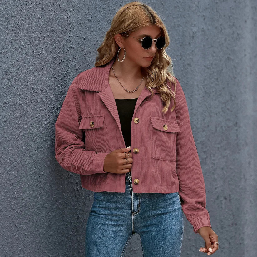 Romy - kurze, gerippte Cordjacke mit Knöpfen für einen trendigen und lässigen Look
