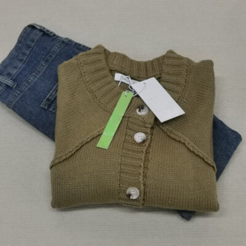 Donna - Pullover mit hohem Halsausschnitt, übergroßen langen Ärmeln und Knopfverschluss