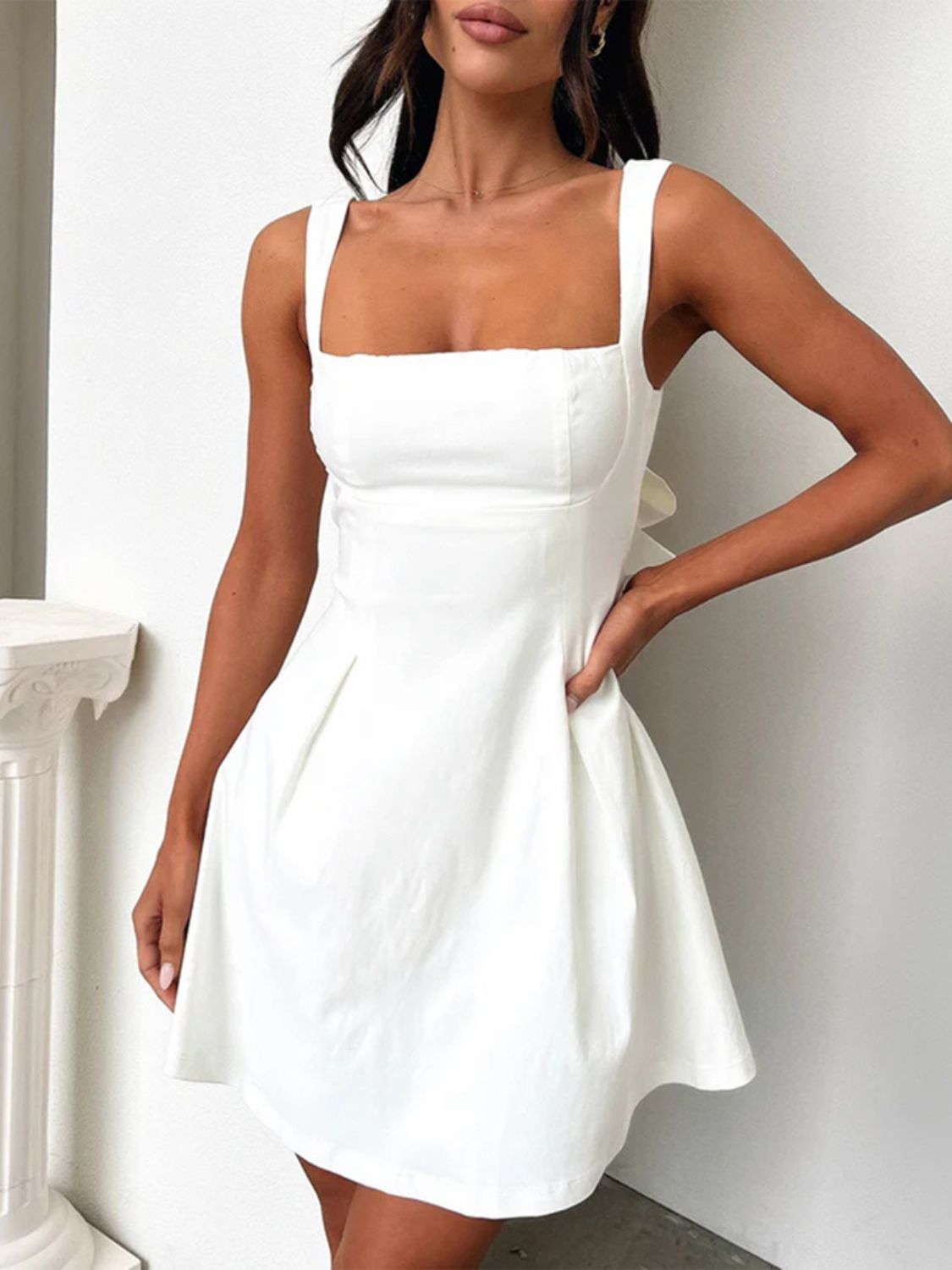 Liv - Minikleid mit quadratischem Ausschnitt und Schleife hinten