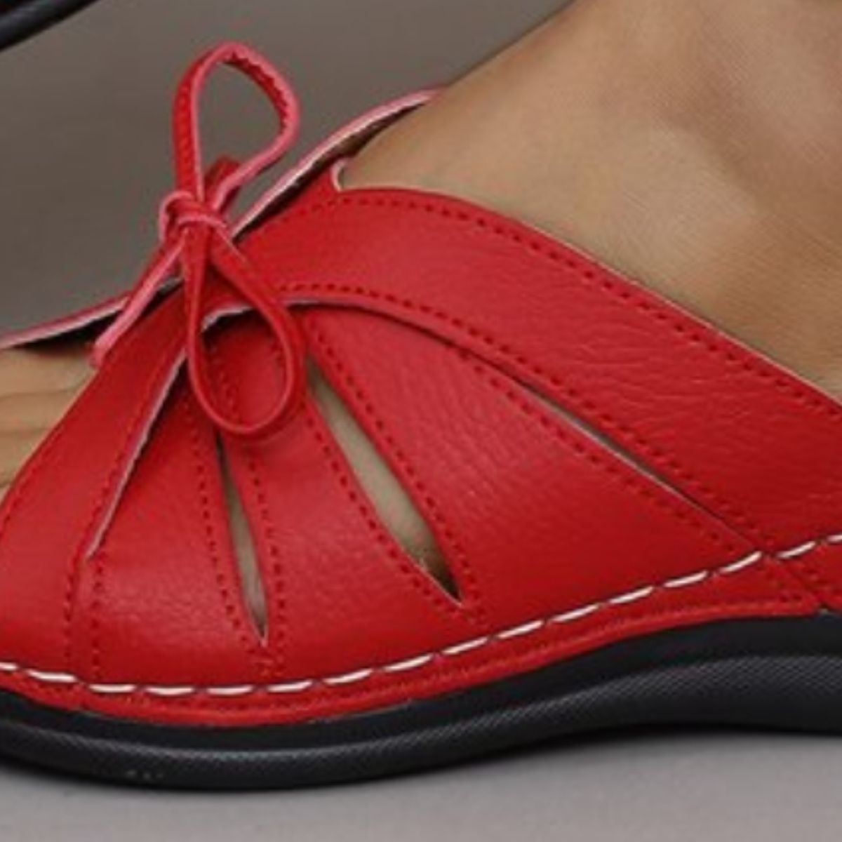 Anneke - Bequeme vegane Ledersandalen mit offener Spitze und niedrigem Absatz und Schleife