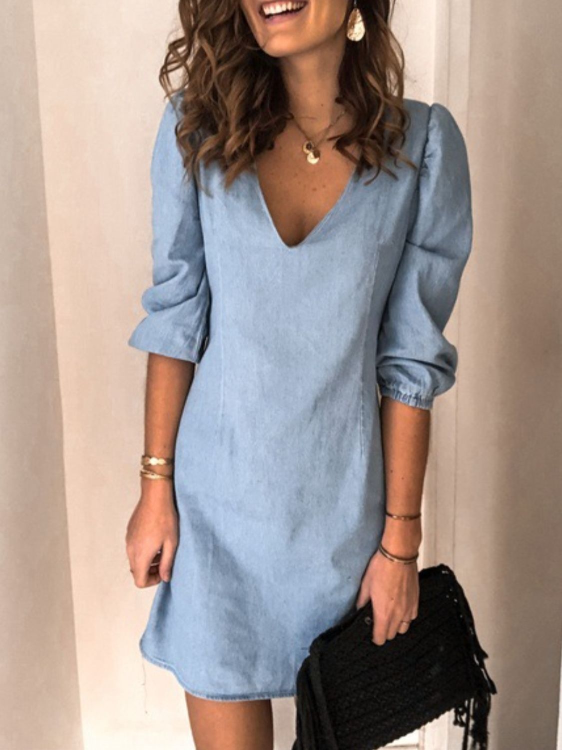 Tess - Kurzes Denim-Kleid mit V-Ausschnitt und halben Ärmeln