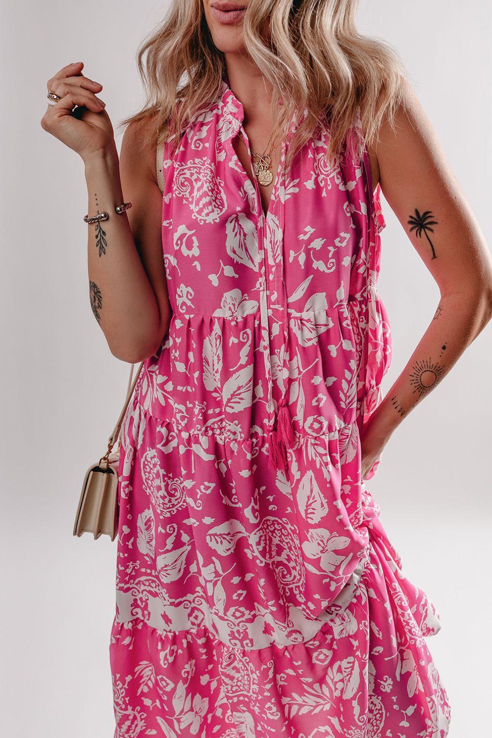 Noor - rosa ärmellos bio Druck Weites Tunika-Midikleid mit Knöpfen V-Ausschnitt