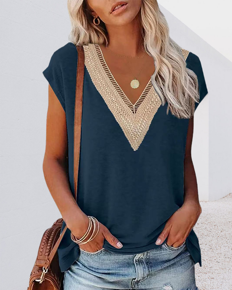 Ayat - T-Shirt mit V-Ausschnitt und Spitze