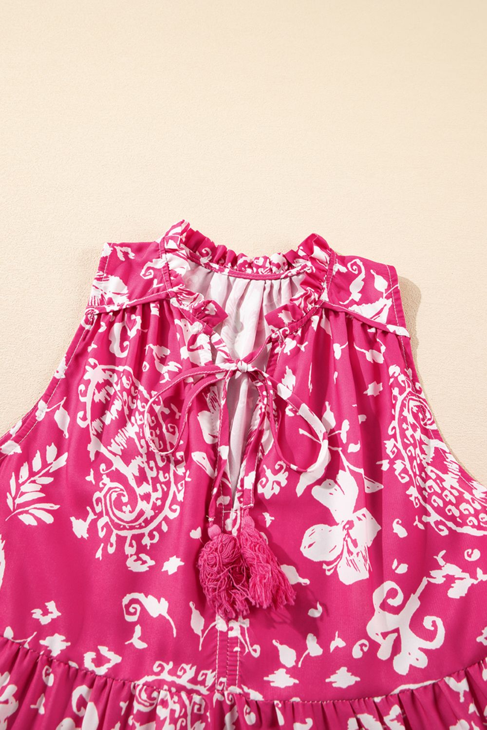 Noor - rosa ärmellos bio Druck Weites Tunika-Midikleid mit Knöpfen V-Ausschnitt