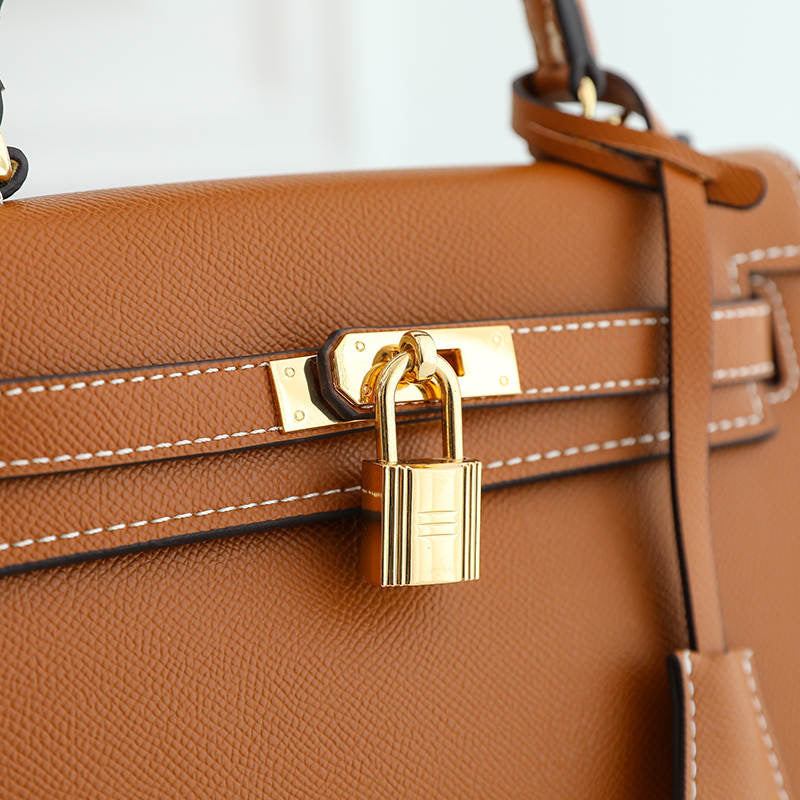 Noor - FashionableBag Zeitlose braune Milan Umhängetasche mit goldenen Details und Schloss