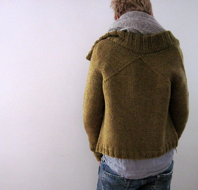 Donna - Pullover mit hohem Halsausschnitt, übergroßen langen Ärmeln und Knopfverschluss
