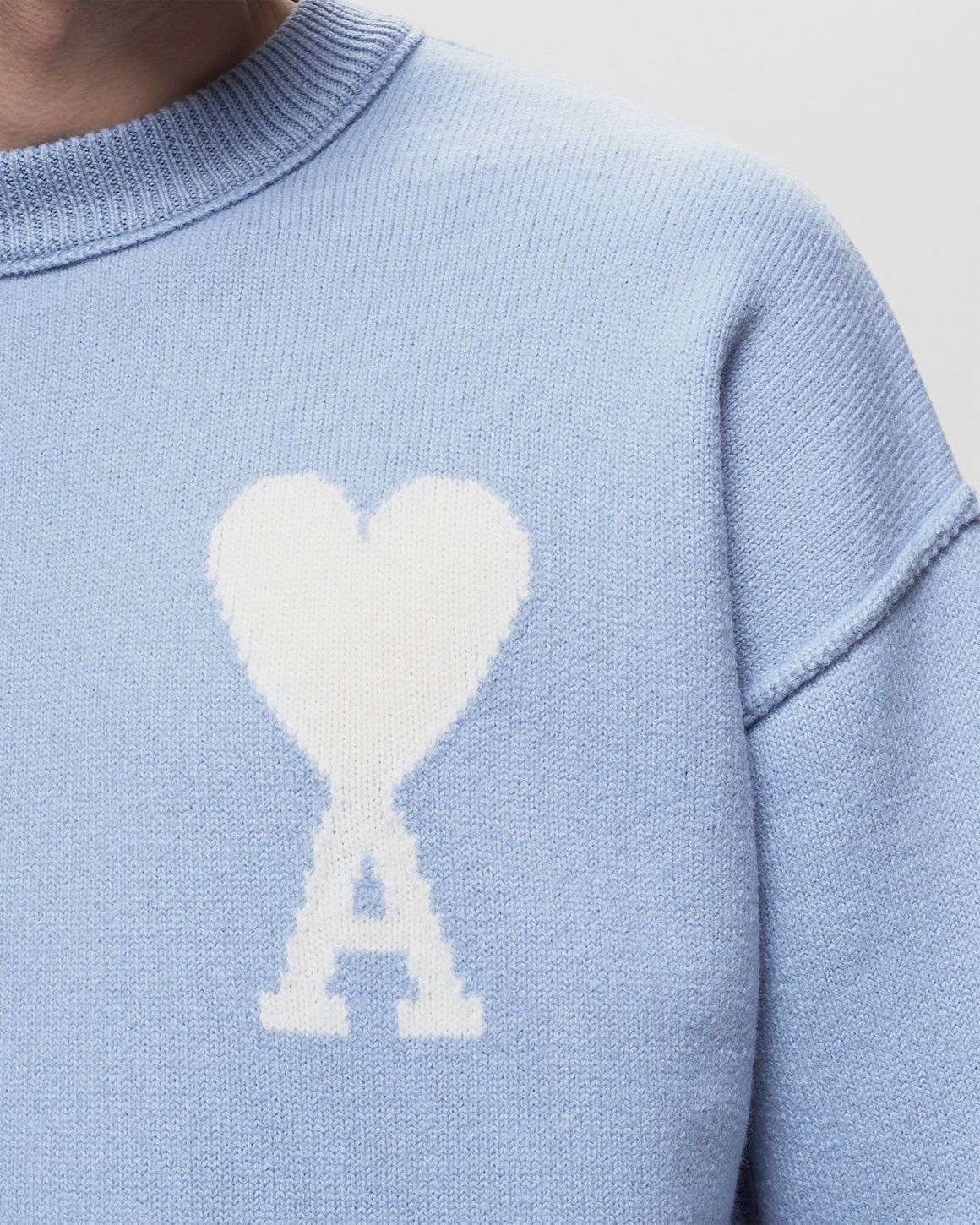 Bram - Ami Paris Atmungsaktiver Strickpullover mit Herz und Buchstabe Ein Detail