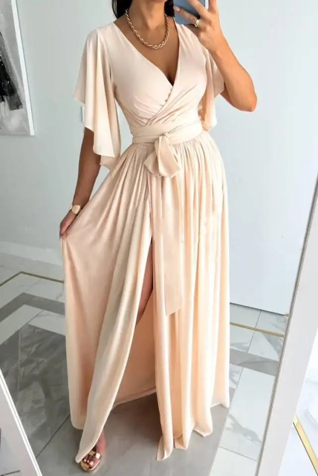 Fedelma Elegantes plissiertes langes Wickelkleid mit V-Ausschnitt und kurzen Ärmeln
