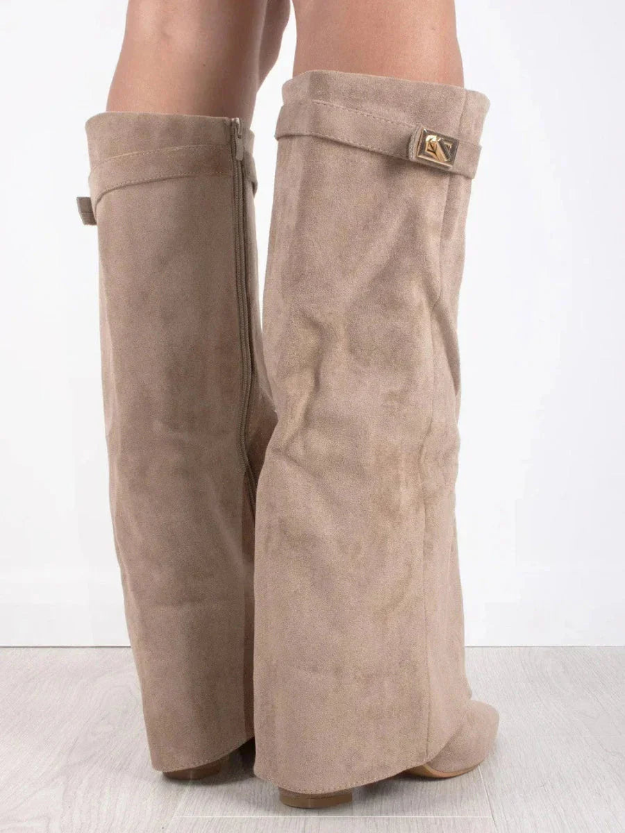 Maribel - Taupefarbene Wildlederstiefel mit ausgestelltem Absatz