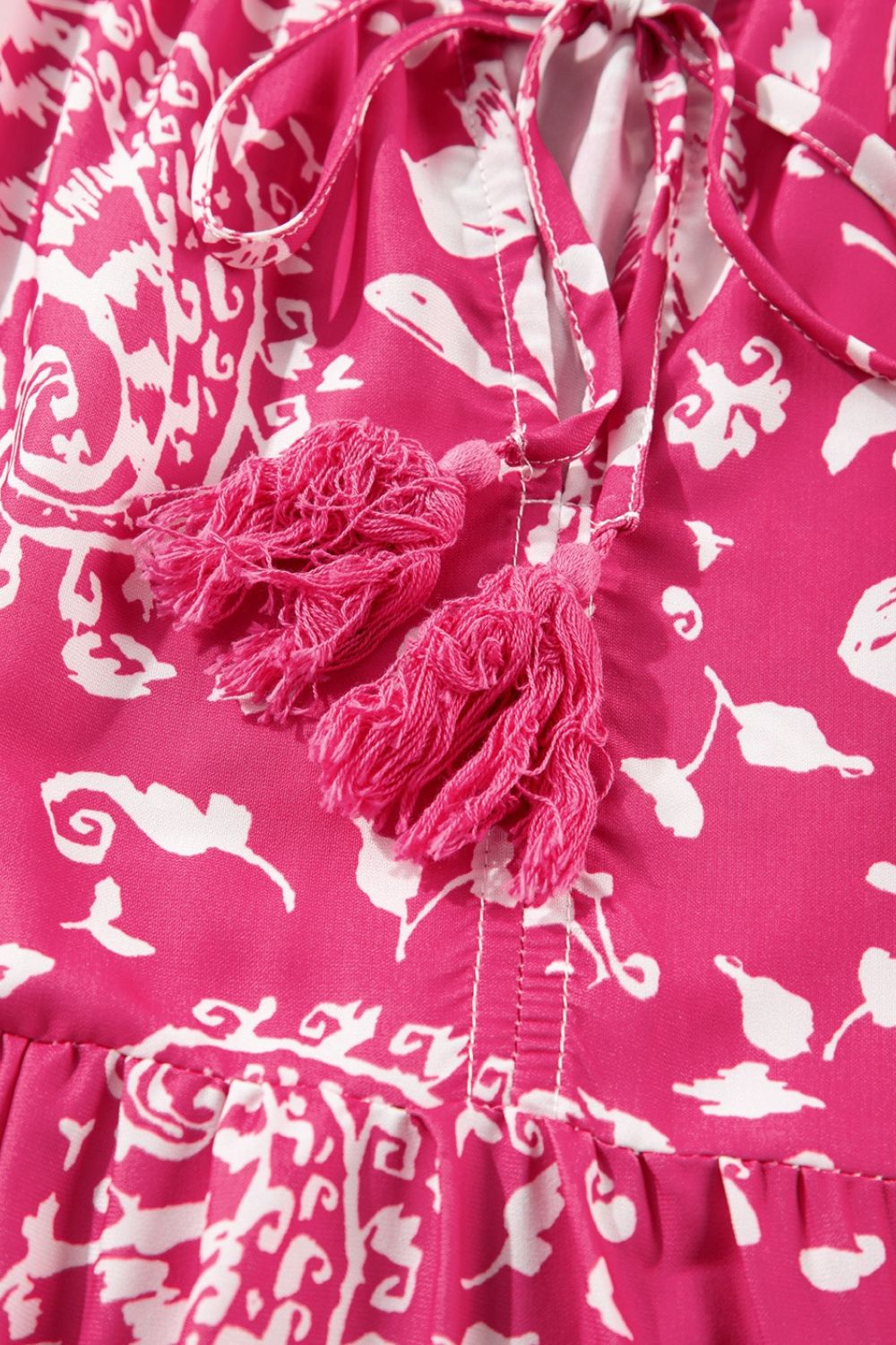 Noor - rosa ärmellos bio Druck Weites Tunika-Midikleid mit Knöpfen V-Ausschnitt