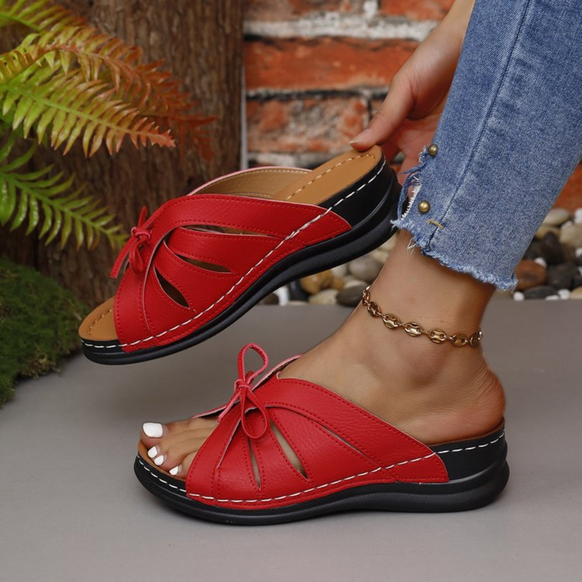 Anneke - Bequeme vegane Ledersandalen mit offener Spitze und niedrigem Absatz und Schleife