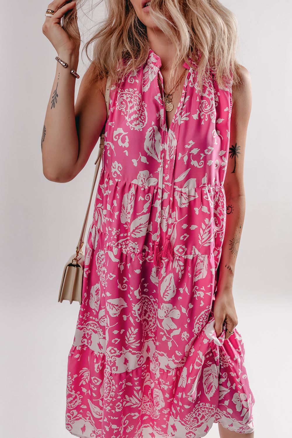 Noor - rosa ärmellos bio Druck Weites Tunika-Midikleid mit Knöpfen V-Ausschnitt