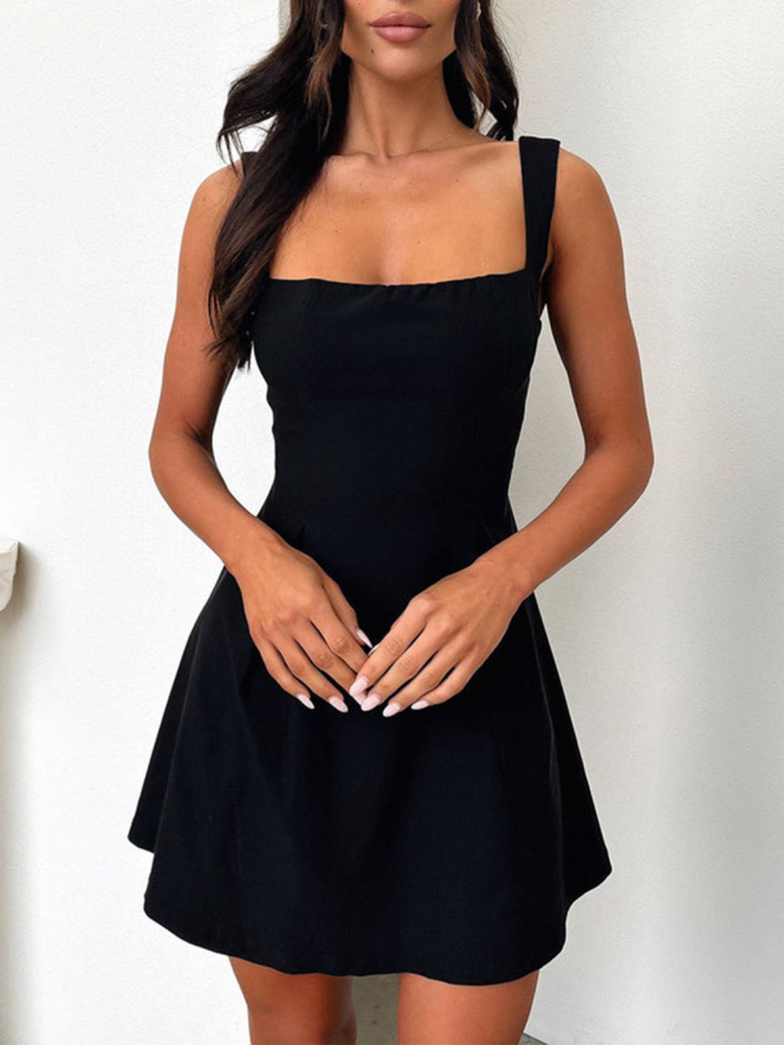 Liv - Minikleid mit quadratischem Ausschnitt und Schleife hinten
