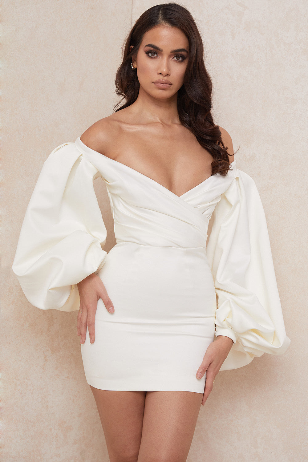 Marlowe - Elfenbeinfarbenes Minikleid aus Satin mit Ballonärmeln