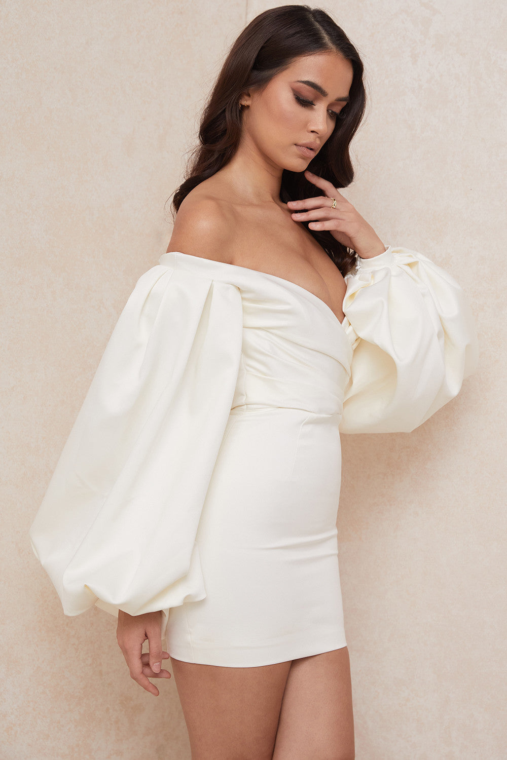 Marlowe - Elfenbeinfarbenes Minikleid aus Satin mit Ballonärmeln