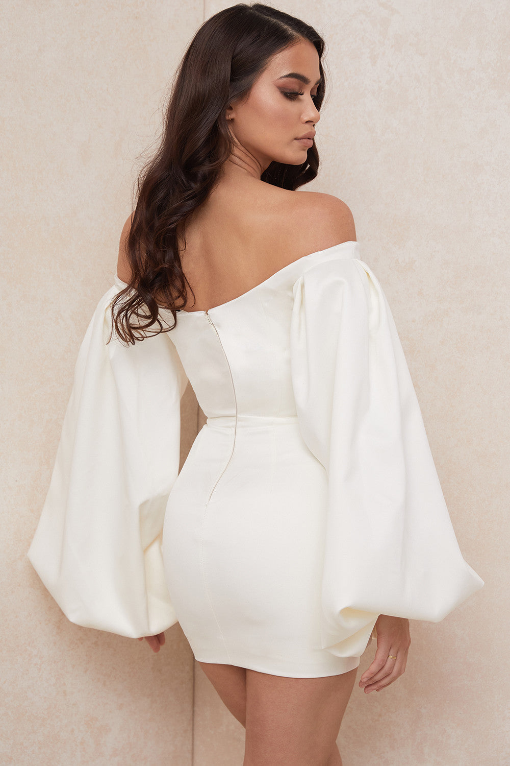 Marlowe - Elfenbeinfarbenes Minikleid aus Satin mit Ballonärmeln