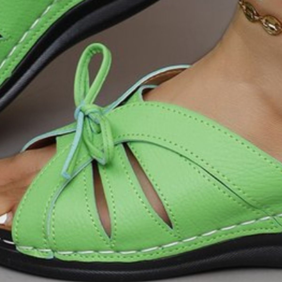 Anneke - Bequeme vegane Ledersandalen mit offener Spitze und niedrigem Absatz und Schleife