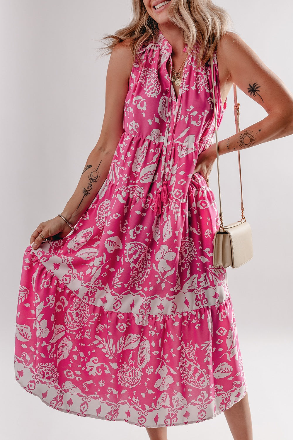 Noor - rosa ärmellos bio Druck Weites Tunika-Midikleid mit Knöpfen V-Ausschnitt