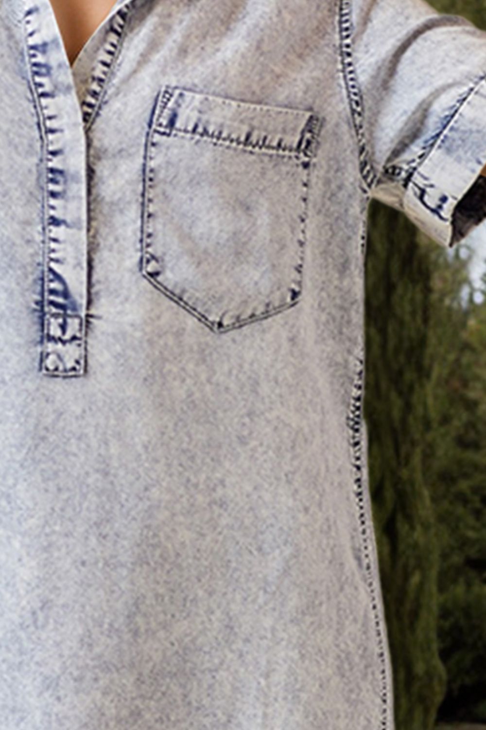 Emma - Kurzärmeliges T-Shirt-Kleid aus Denim mit Brusttasche und Kragen