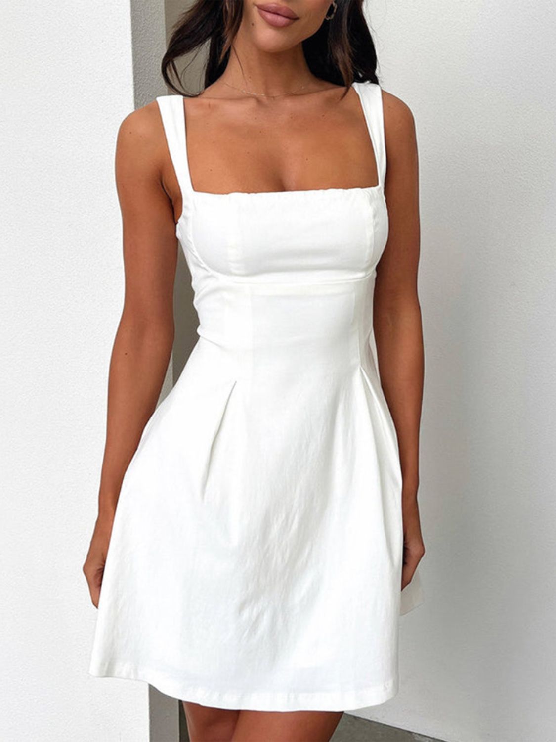 Liv - Minikleid mit quadratischem Ausschnitt und Schleife hinten