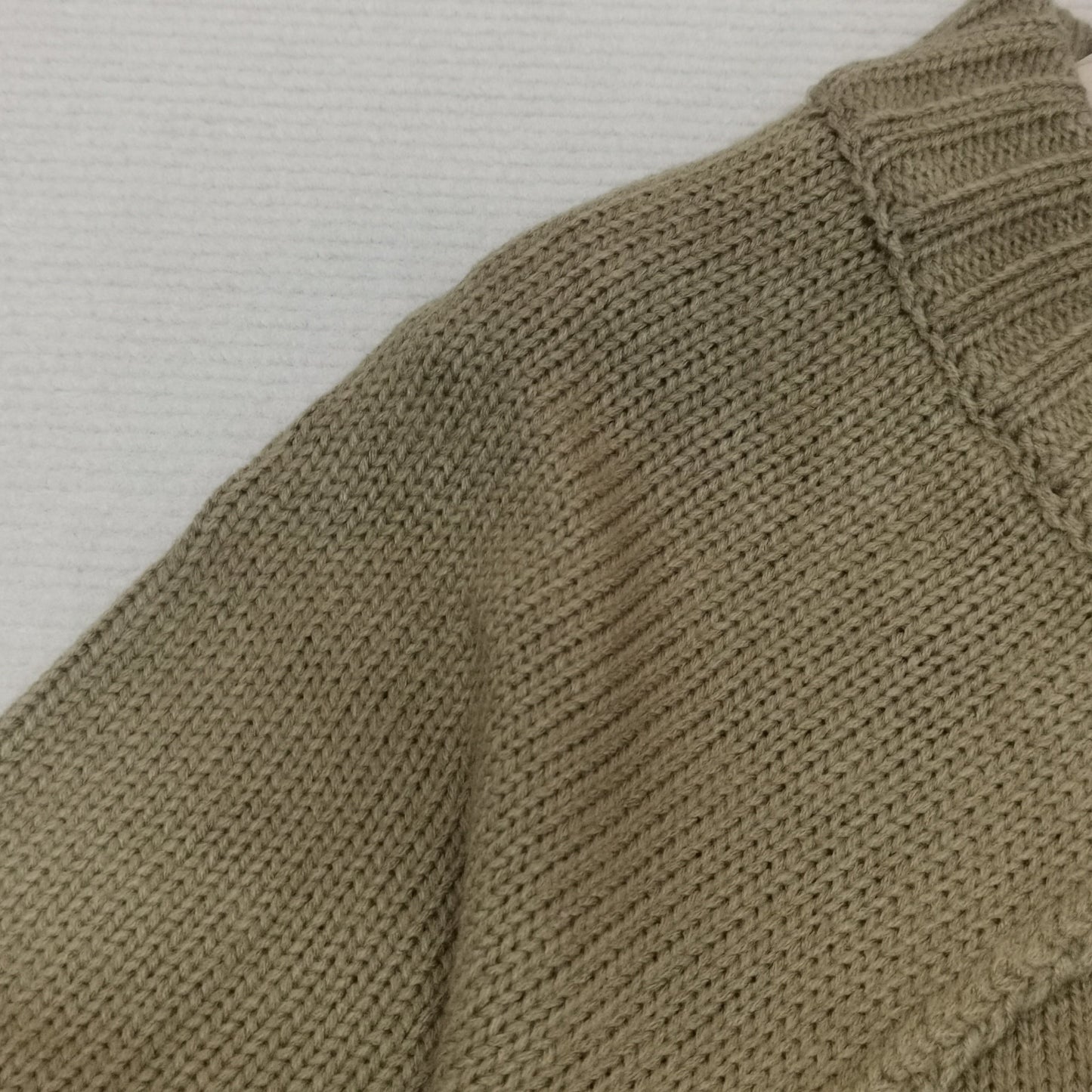 Donna - Pullover mit hohem Halsausschnitt, übergroßen langen Ärmeln und Knopfverschluss