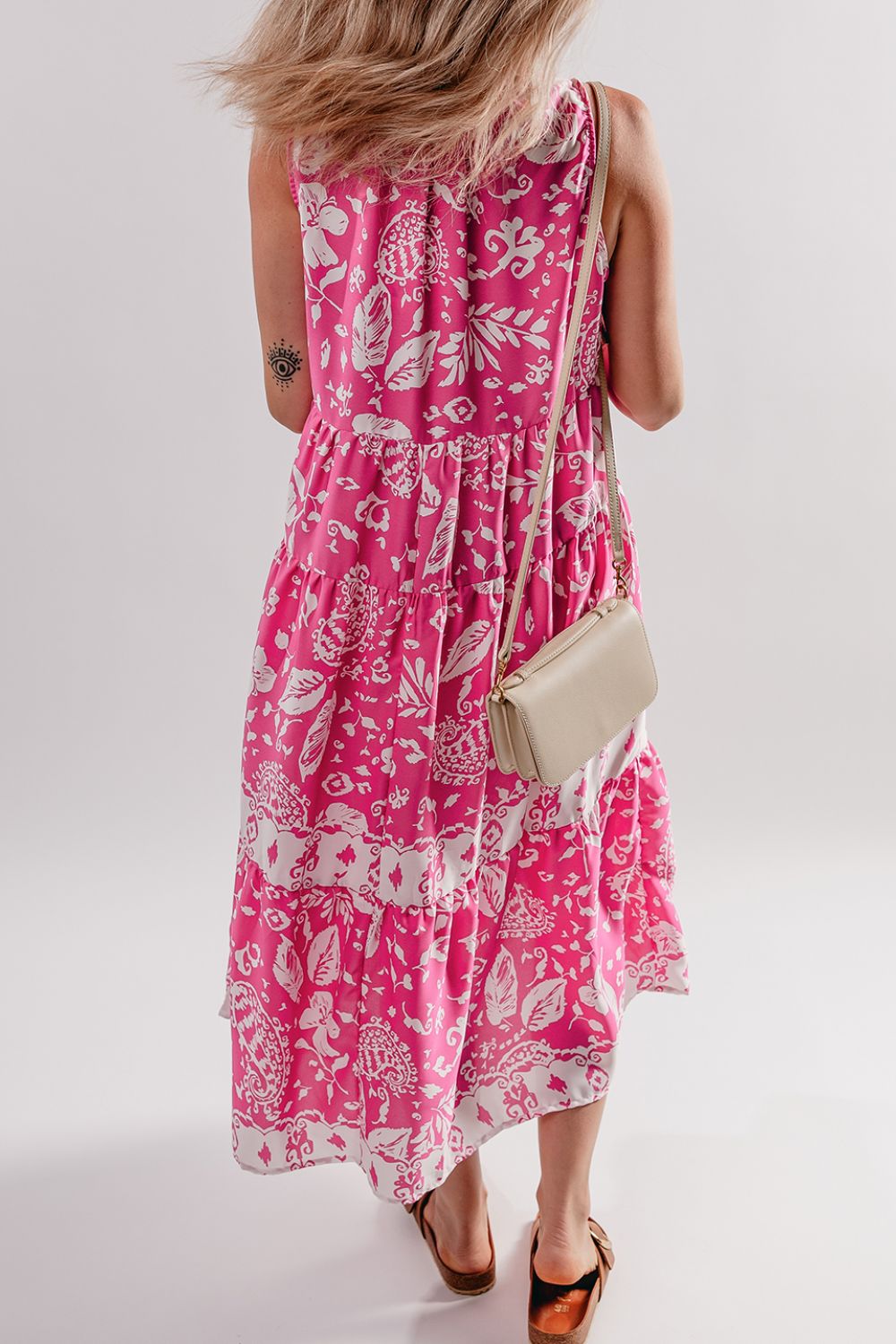 Noor - rosa ärmellos bio Druck Weites Tunika-Midikleid mit Knöpfen V-Ausschnitt