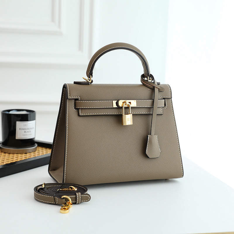 Noor - FashionableBag Zeitlose braune Milan Umhängetasche mit goldenen Details und Schloss