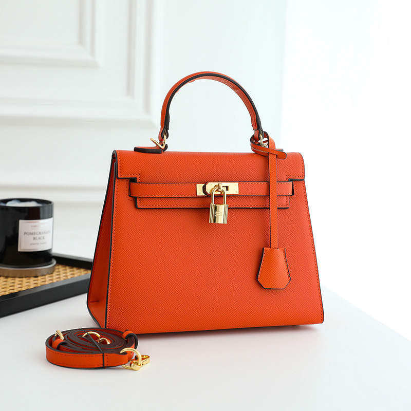 Noor - FashionableBag Zeitlose braune Milan Umhängetasche mit goldenen Details und Schloss